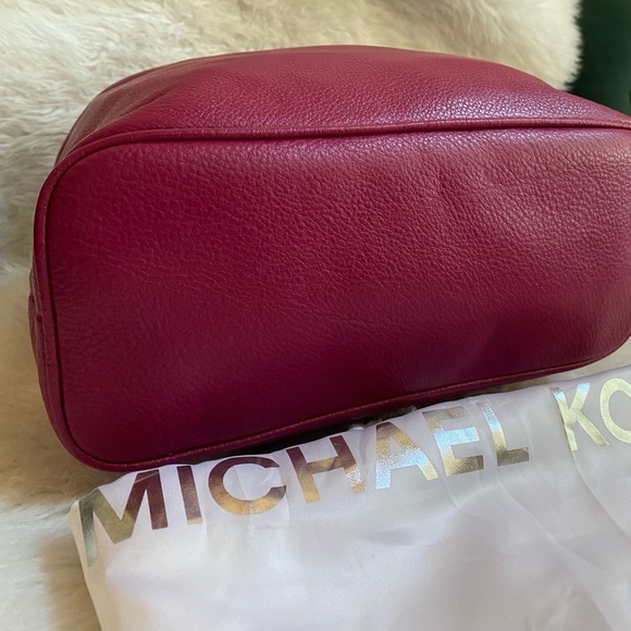 MICHAEL KORS Jules Large Drawstring Shoulder Bag - Picture 6 of 14